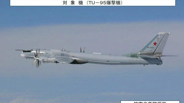 Российский стратегический ракетоносец Ту-95МС во время планового полета над нейтральными водами акватории Японского, Желтого и Восточно-Китайского морей