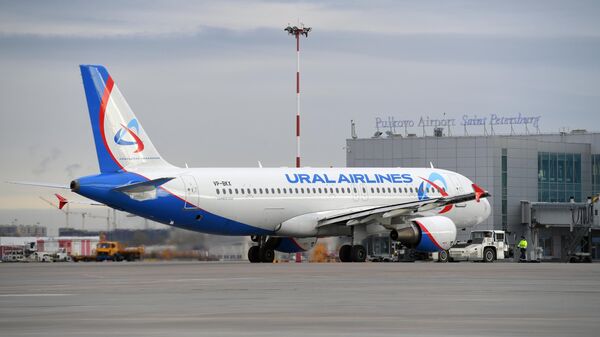 Самолет Airbus A320 Uralairlines в аэропорту Пулково