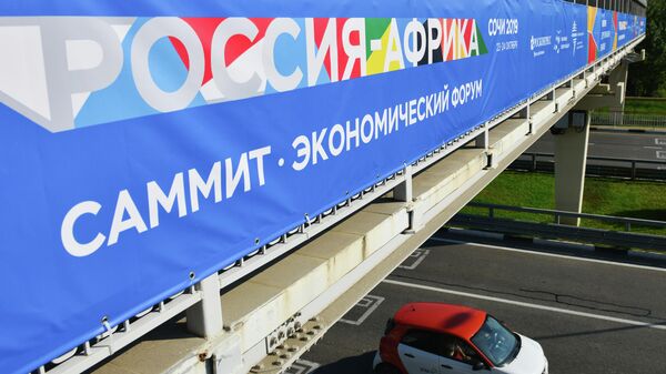 Баннер на мосту с символикой экономического форума и саммита Россия – Африка на улице Сочи
