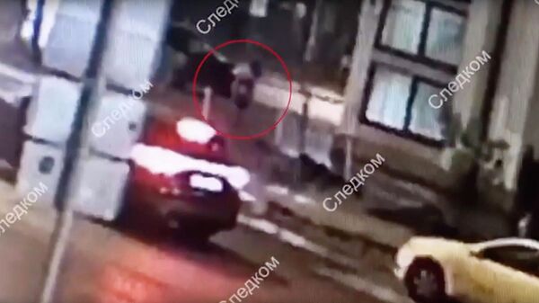 Стоп-кадр записи камеры видеонаблюдения, на которой мужчина оставляет ребенка на улице в центре Москвы