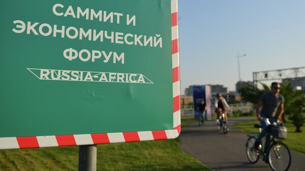 Указатель к месту проведения экономического форума и саммита Россия – Африка на улице Сочи