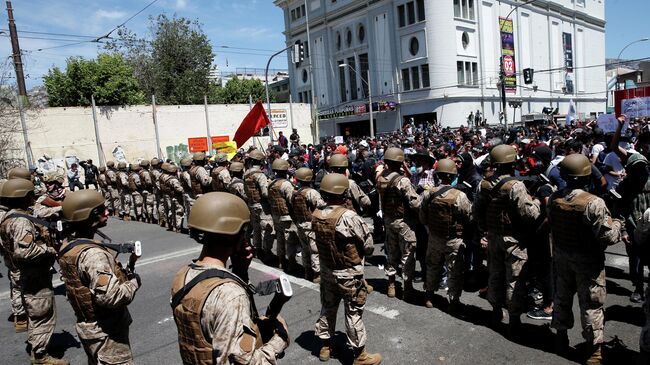 Soldiers block demonstrators during a rally to the Chilean Congress, in Valparaiso, Chile October 22, 2019. REUTERS/Rodrigo Garrido