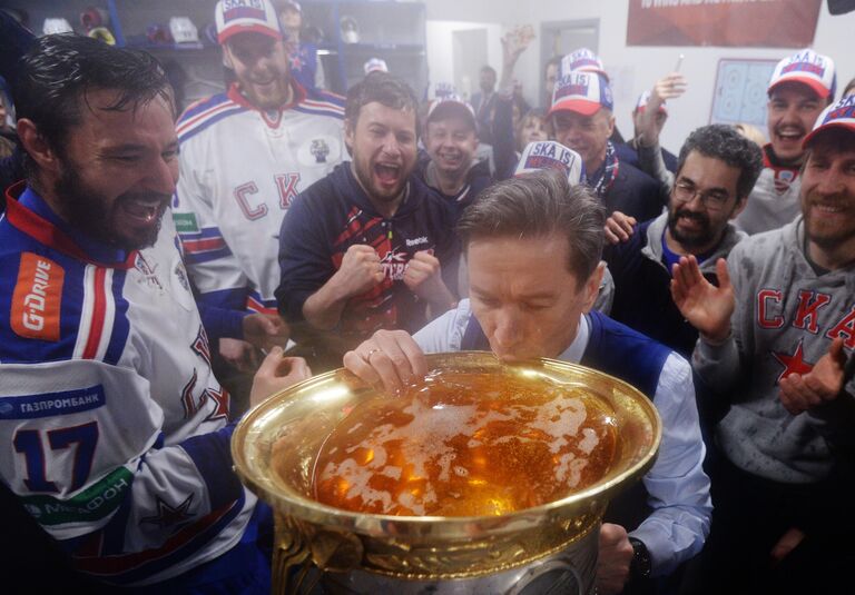 Игроки СКА, ставшие обладателями Кубка Гагарина Континентальной хоккейной лиги сезона 2014-2015, празднуют победу после церемонии награждения. Капитан СКА Илья Ковальчук (слева) и главный тренер СКА Вячеслав Быков (в центре).