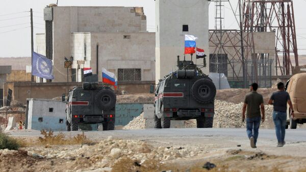 Патруль российской военной полиции в сирийском городе Манбидж