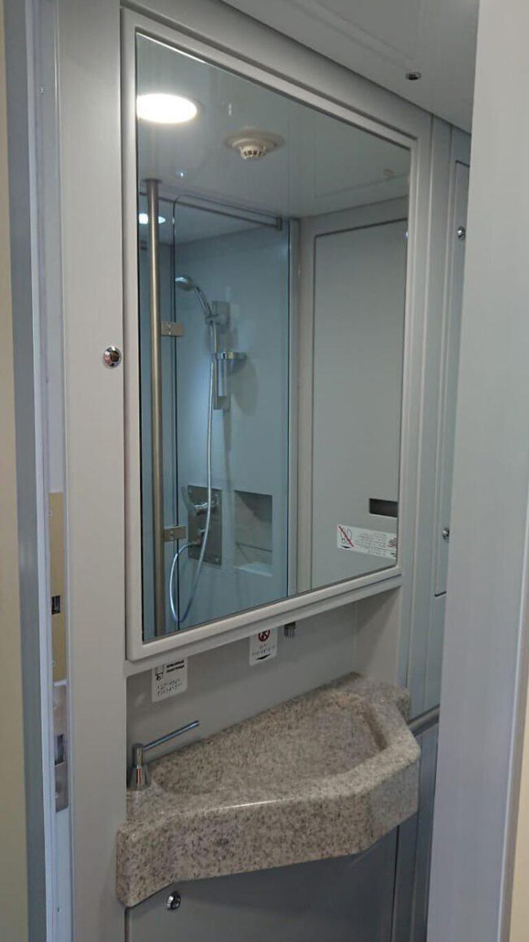 Российский плацкарт с душем, вендинговыми автоматами, холодильником и микроволновкой Российский плацкарт с душем, вендинговыми автоматами, холодильником и микроволновкой