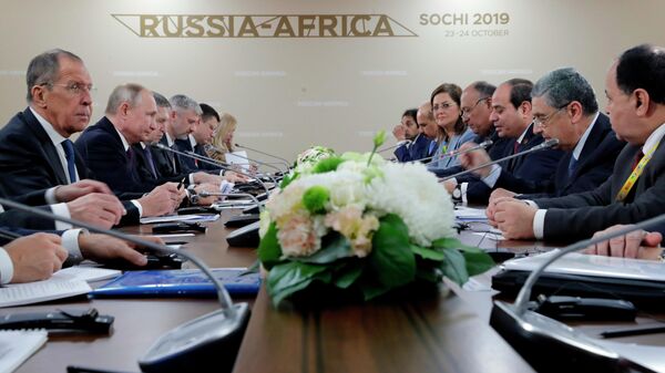 Президент РФ Владимир Путин и президент Арабской республики Египет Абдель Фаттах ас-Сиси во время встречи на полях саммита Россия - Африка. 23 октября 2019