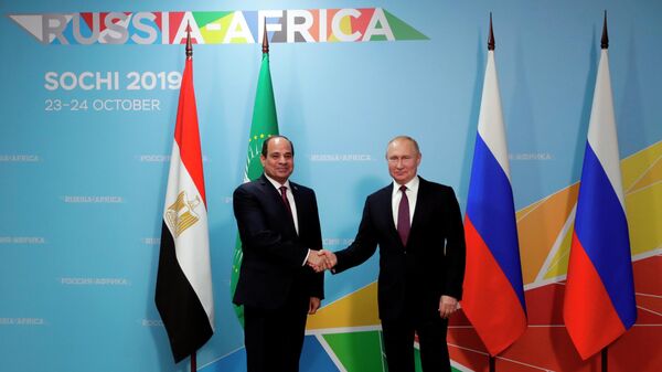 Президент РФ Владимир Путин и президент Арабской республики Египет Абдель Фаттах ас-Сиси во время встречи на полях саммита Россия - Африка. 23 октября 2019