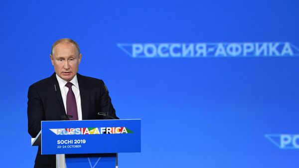 Президент РФ Владимир Путин выступает на пленарном заседании экономического форума Россия - Африка в Сочи