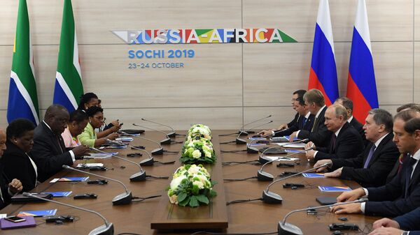 Президент РФ Владимир Путин и президент ЮАР Сирил Рамафоза во время встречи на полях саммита Россия - Африка. 23 октября 2019