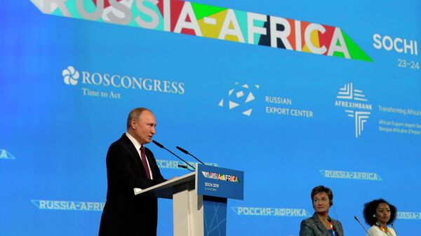 Владимир Путин выступает на пленарном заседании форума Россия - Африка в Сочи