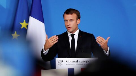 Президент Франции Эммануэль Макрон выступает на саммите ЕС в Брюсселе