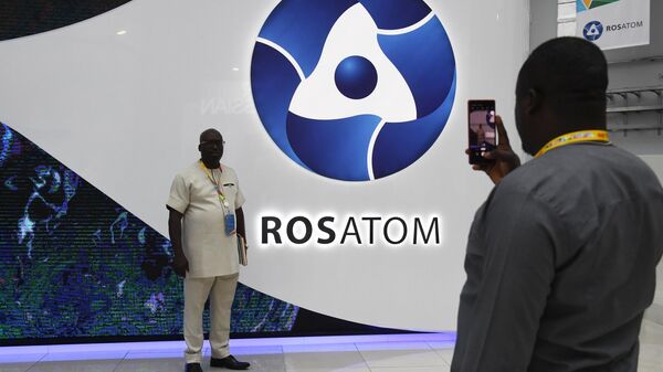 Участники экономического форума Россия - Африка фотографируются у стена госкорпорации по атомной энергии Росатом