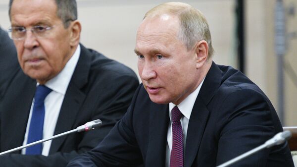 Президент РФ Владимир Путин во время встречи с президентом ЮАР Сирилом Рамафозой на полях саммита Россия - Африка