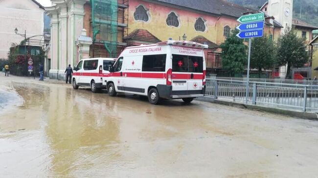 Автомобили службы спасения во время последствий непогода в Италии 