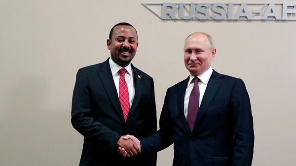 Президент РФ Владимир Путин и премьер-министр Эфиопии Абий Ахмед Али во время встречи на полях саммита Россия - Африка. 23 октября 2019