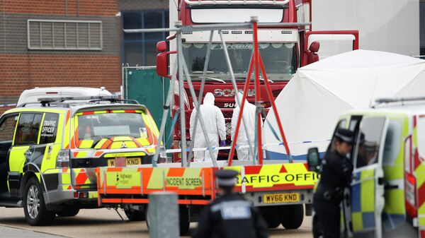 Полиция на месте обнаружения грузовика с телами в британском городе Грейс