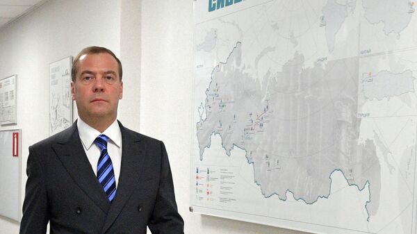  Дмитрий Медведев во время посещения ПАО Сибур Холдинг