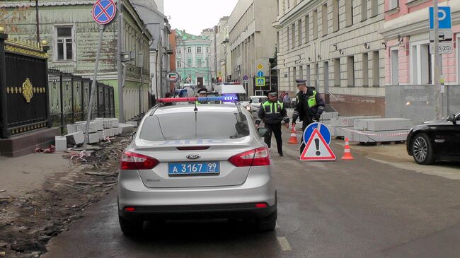 Работа оперативных служб на месте ДТП в районе д. 6 в Погорельском переулке в Москве, где водитель сбил двух женщин. 23 октября 2019