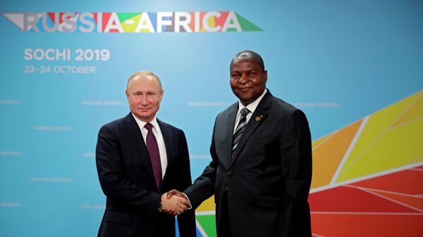 Президент РФ Владимир Путин и президент Центральноафриканской Республики Фостен Арканж Туадера во время встречи на полях саммита Россия - Африка