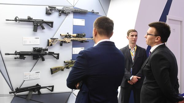 Участники экономического форума Россия - Африка в Сочи у стенда с винтовками Orsis