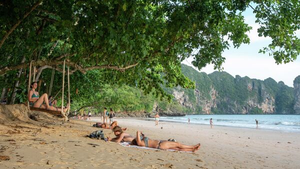 Отдыхающие на пляже, Таиланд 