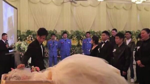 Скриншот видео церемонии бракосочетания Сюй Шинань со своей возлюбленной Ян Лю на ее похоронах