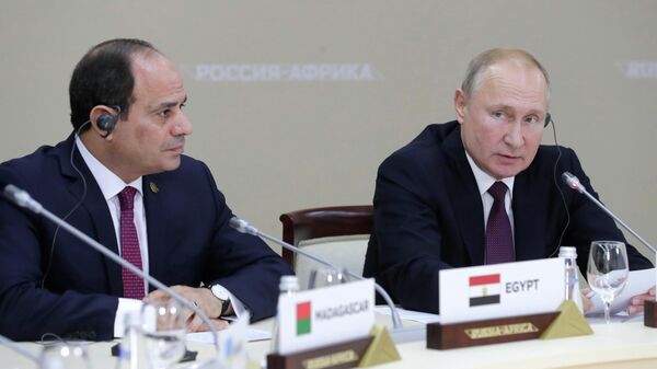 Президент РФ Владимир Путин и президент Арабской республики Египет Абдель Фаттах ас-Сиси на полях саммита Россия - Африка