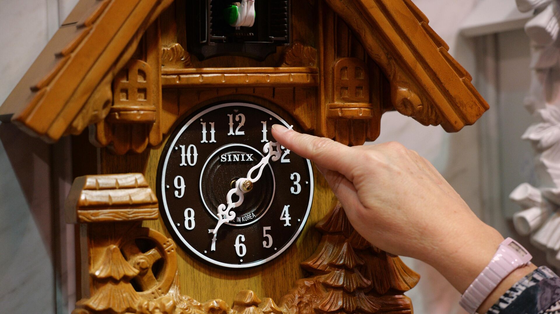Продавщица демонстрирует настенные часы в магазине Время в Новосибирске - РИА Новости, 1920, 13.02.2023