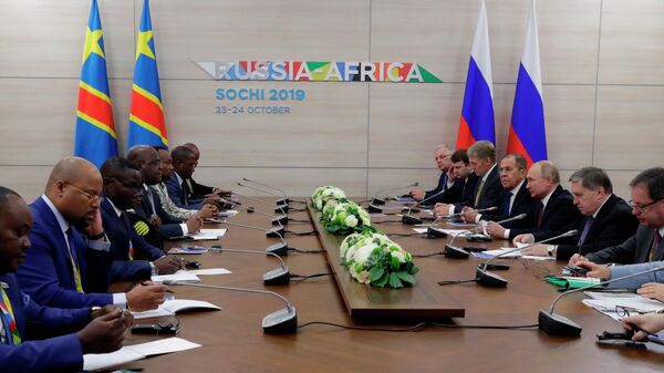Президент РФ Владимир Путин и президент Демократической Республики Конго Феликс Антуан Чисекеди Чиломбо во время встречи на полях саммита Россия - Африка