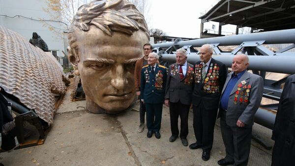 Тверским ветеранам показали, как отливают памятник для Ржевского мемориала