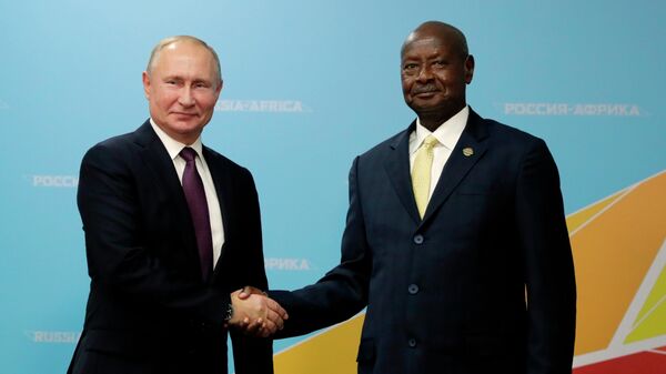 Президент РФ Владимир Путин и президент Республики Уганда Йовери Кагута Мусевени во время встречи на полях саммита Россия - Африка. 2019 год