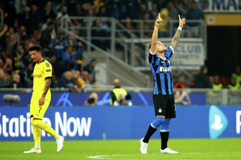 Игрок Интера (справа) радуется победе