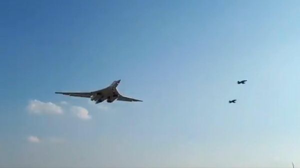 Полет Ту-160 ВКС России в сопровождении самолетов Hawk 120 ВВС ЮАР