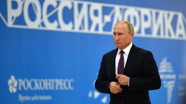 Президент РФ Владимир Путин на церемонии официальной встречи глав государств и правительств государств-участников саммита Россия - Африка