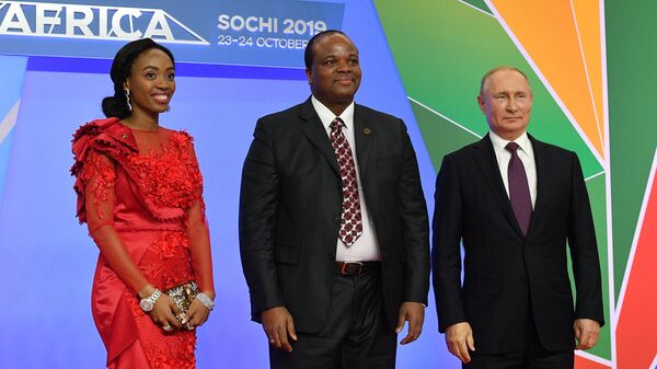Президент РФ Владимир Путин и король Эсватини Мсвати III с супругой на церемонии официальной встречи глав государств и правительств государств-участников саммита Россия - Африка