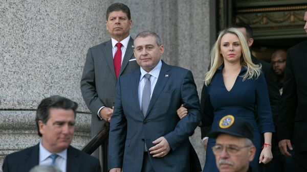 Лев Парнас покидает федеральный суд после  предъявления обвинения. 23 октября 2019  