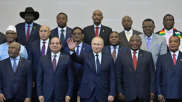 Президент РФ Владимир Путин на церемонии совместного фотографирования с главами делегаций государств-участников саммита Россия - Африка