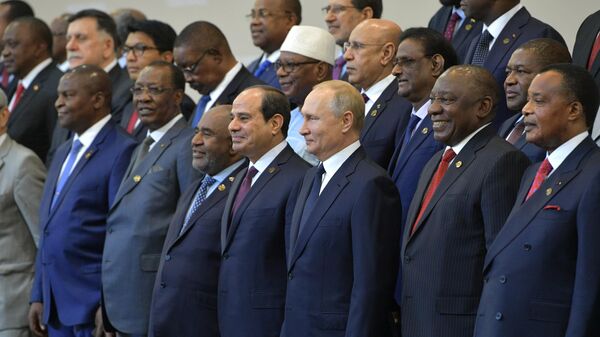 Президент РФ Владимир Путин на церемонии совместного фотографирования с главами делегаций государств-участников саммита Россия - Африка