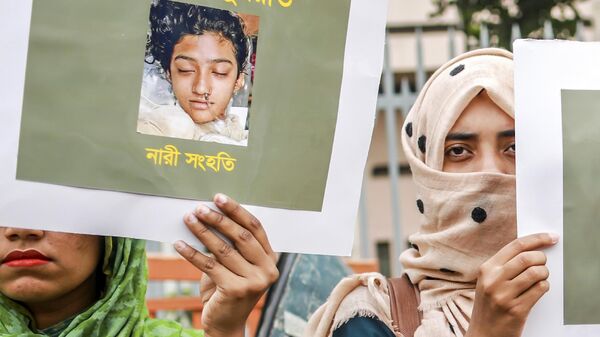 Плакаты с фотографией школьницы Нусрат Джахан Рафи на акции протеста в городе Дакка, Бангладеш