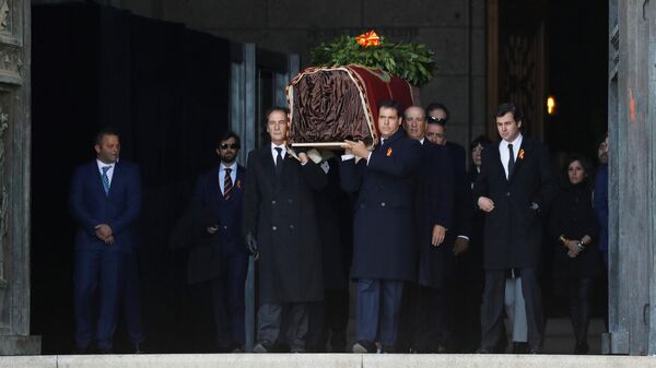 Родственники Франсиско Франко выносят гроб с останками диктатора из базилики в Долине Павших. 24 октября 2019
