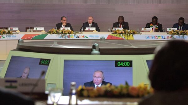 Президент РФ Владимир Путин на втором пленарном заседании саммита Россия - Африка