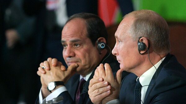 Президент РФ Владимир Путин и сопредседатель саммита президент Арабской республики Египет Абдель Фаттах ас-Сиси на втором пленарном заседании саммита Россия - Африка