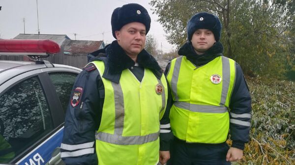 В Омске сотрудники полиции спасли из горящего дома троих детей