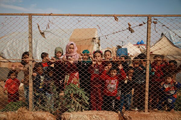 Сирийские дети в лагере для перемещенных лиц недалеко от сирийско-турецкой границы