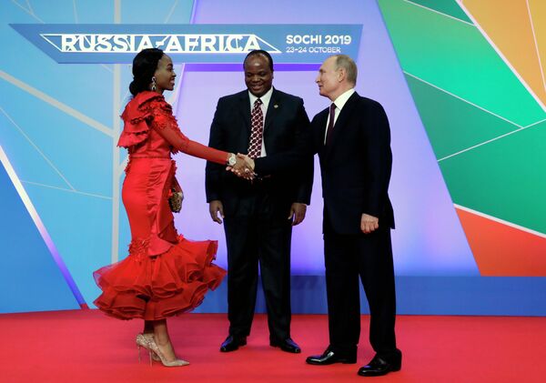Президент РФ Владимир Путин и король Эсватини Мсвати III с супругой на церемонии официальной встречи глав государств и правительств государств-участников саммита Россия - Африка