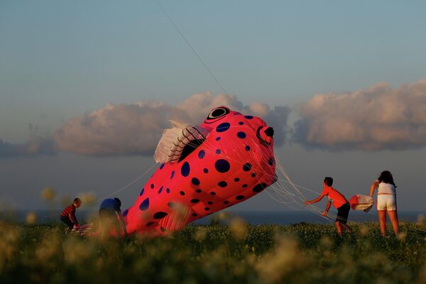 Участники Международного фестиваля воздушных змеев на острове Гоцо Мальтийского архипелага