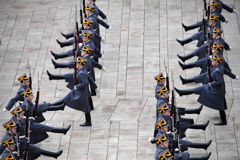 Военнослужащие Президентского полка во время церемонии развода пеших и конных караулов на Соборной площади Московского Кремля