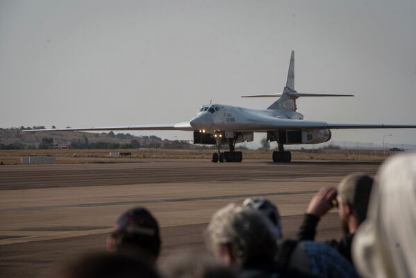 Посадка одного из двух российских бомбардировщиков Ту-160 на военной базе в Претории, Южная Африка 