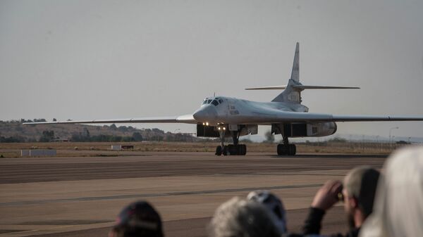 Посадка одного из двух российских бомбардировщиков Ту-160 на военной базе в Претории, Южная Африка 