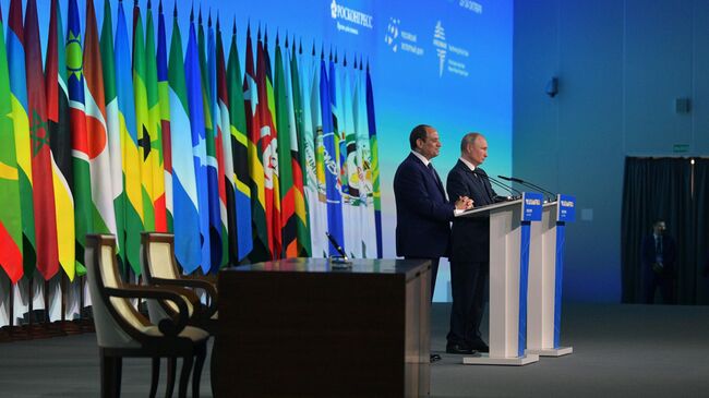 Президент РФ Владимир Путин и сопредседатель саммита Россия - Африка президент Арабской республики Египет Абдель Фаттах ас-Сиси во время совместного заявления для прессы